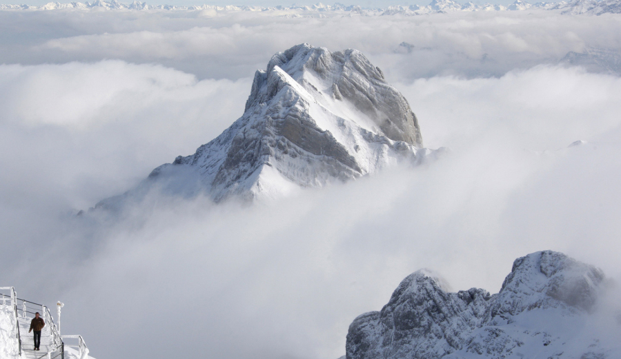 На горнолыжном курорте в Австрии после схода лавины пропали десять человек - СМИ