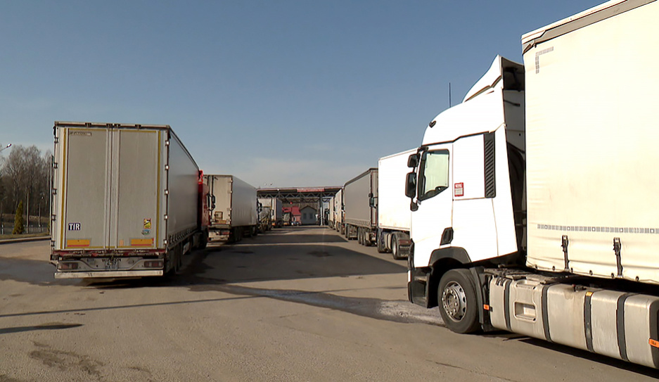 ГПК: Более 2400 большегрузов ожидают въезда в Литву
