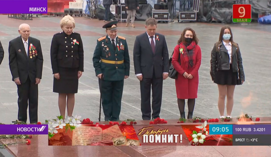 Игорь Петришенко с ветеранами и молодежью возложили цветы на площади Победы в Минске