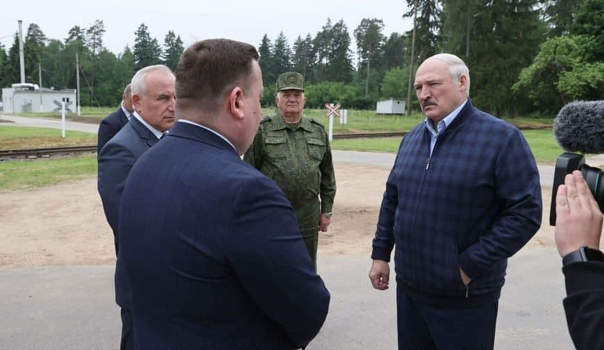 Александр Лукашенко посещает предприятия ВПК Витебской области