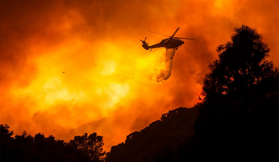 Пожары от торнадо с огнем в Южной Калифорнии тушили 200 спасателей