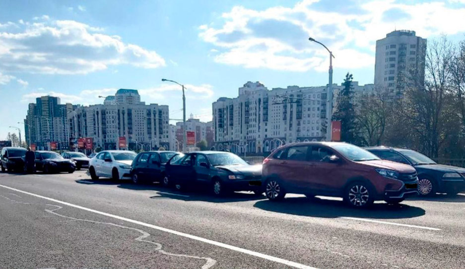 Шесть автомобилей столкнулись на проспекте Дзержинского в Минске