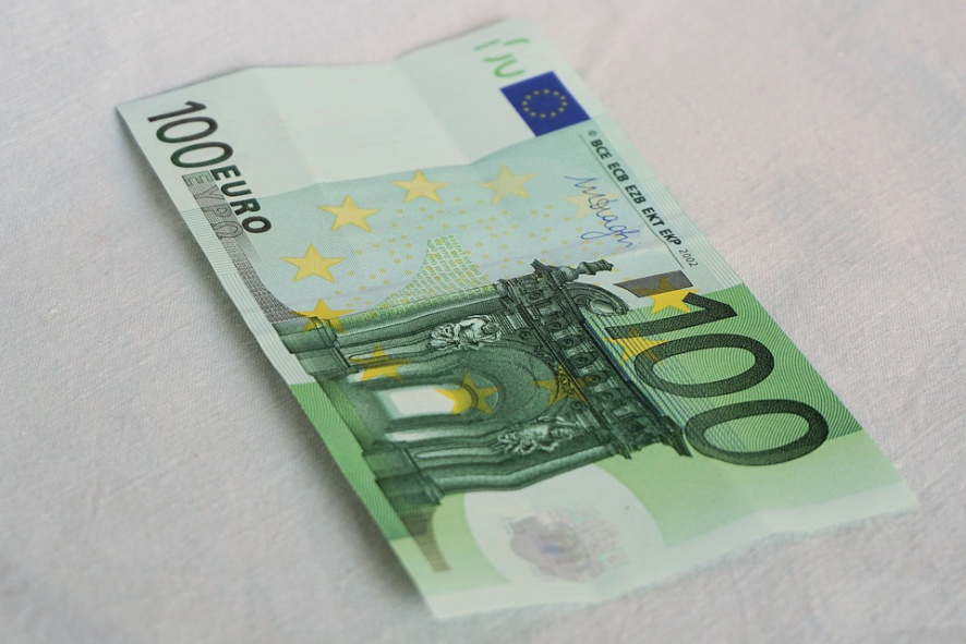 Подросток пытался обменять фальшивые 100 евро на белорусские рубли