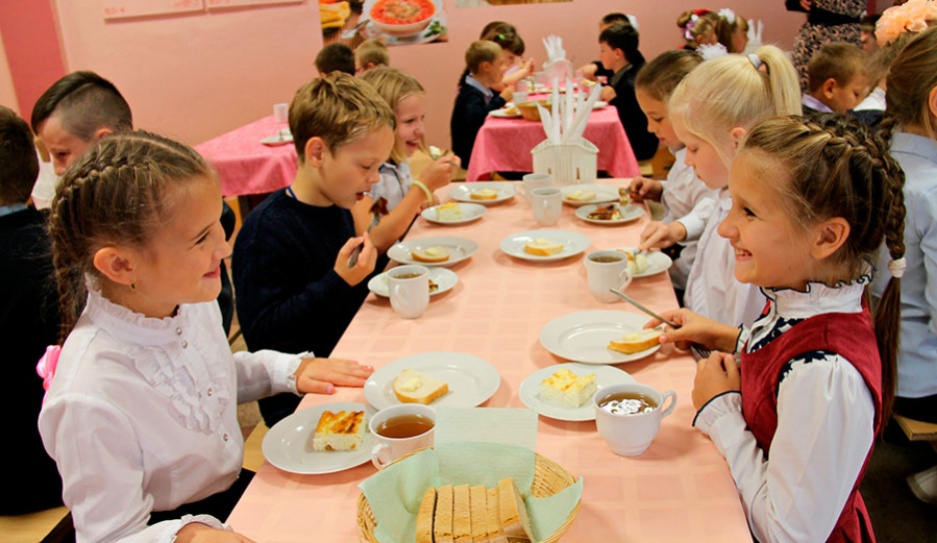 Митбол с рикоттой и ягодный пирог: чем будут кормить минских школьников в новом учебном году