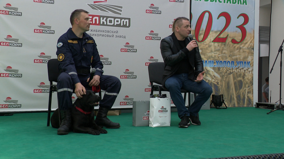 Посетители выставки Белагро встретились с Аскольдом Запашным и пожали лапу собаке кинологической службы МЧС