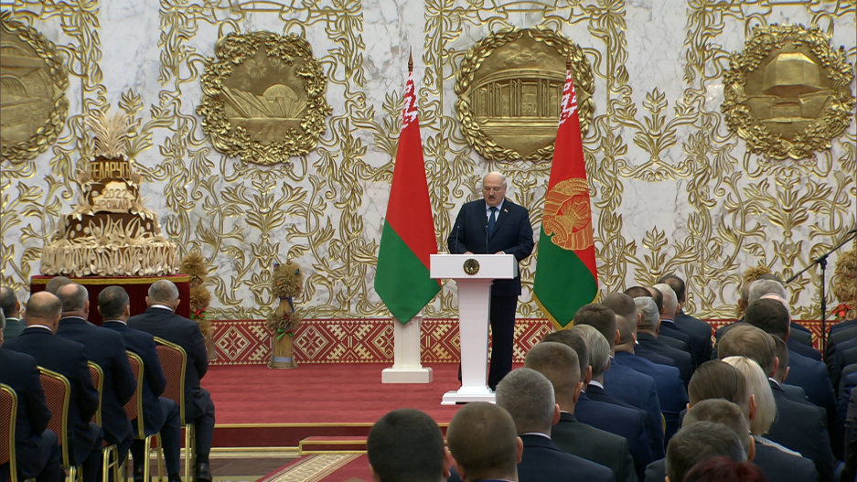 Продовольственная безопасность Беларуси в надежных руках - Лукашенко  вручил награды труженикам АПК