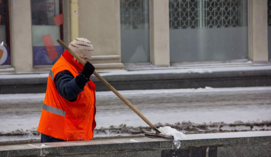 Работники коммунальных служб Минска с самого утра очищают снежные наметы во дворах