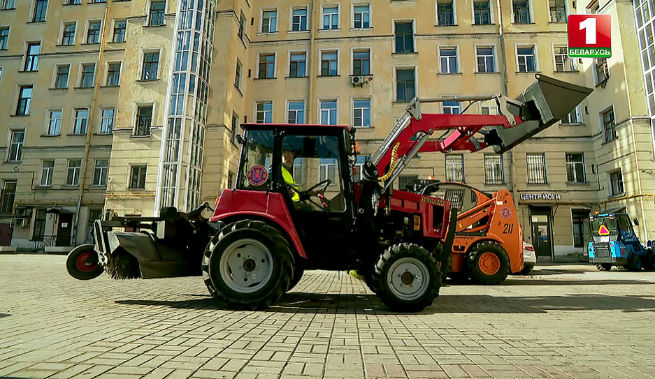 Стало чище! Белорусские тракторы участвуют в новой системе уборки дворов в Санкт-Петербурге 