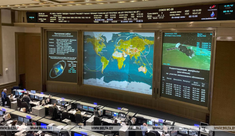 Специалисты ЦУПа Роскосмоса следят за сближением корабля Союз МС-25 с Международной космической станцией