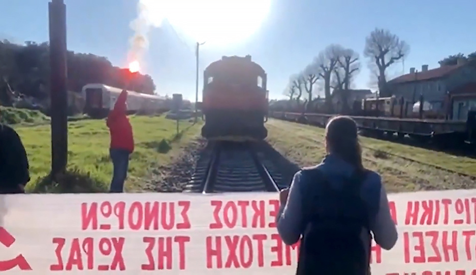 В  Греции коммунисты заставили повернуть назад поезд с танками из США