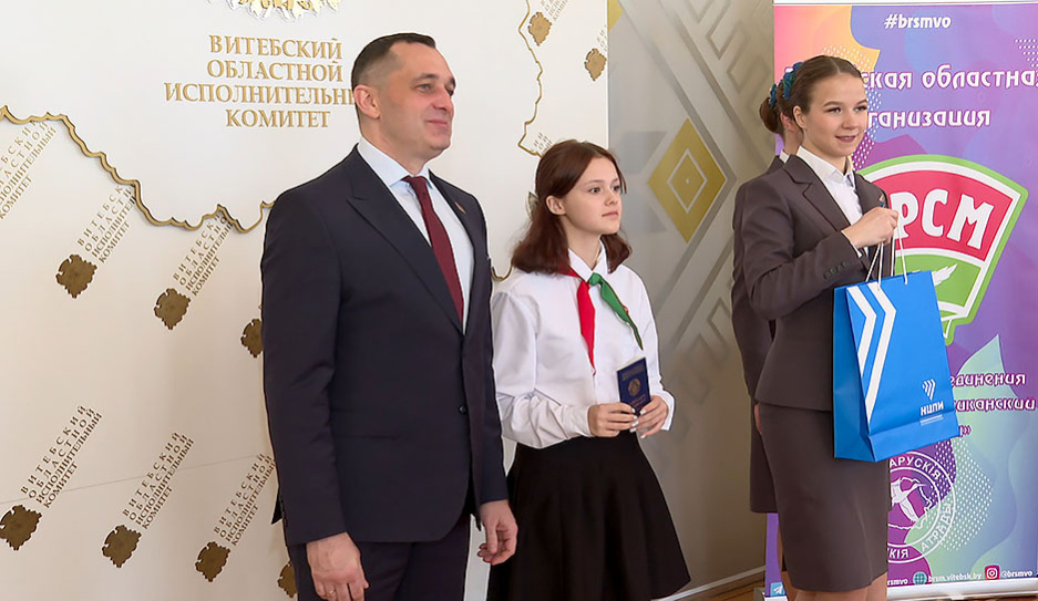 Паспорта из рук Александра Субботина получили 22 школьника их разных районов Витебской области