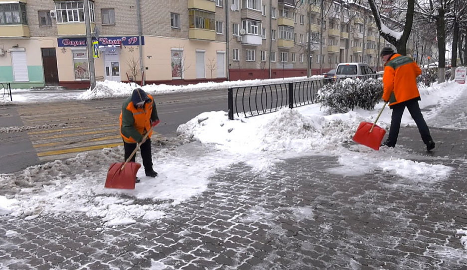 Испытание снегопадом: как дорожники чистят снег, что делают с мешающими машинами