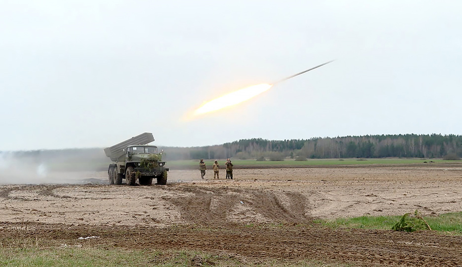 В Беларуси рамках проверки боевой готовности военнообязанные произвели залпы из реактивных систем Град