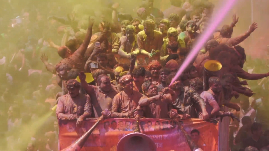 Фестиваль красок шумно отпраздновали в Индии