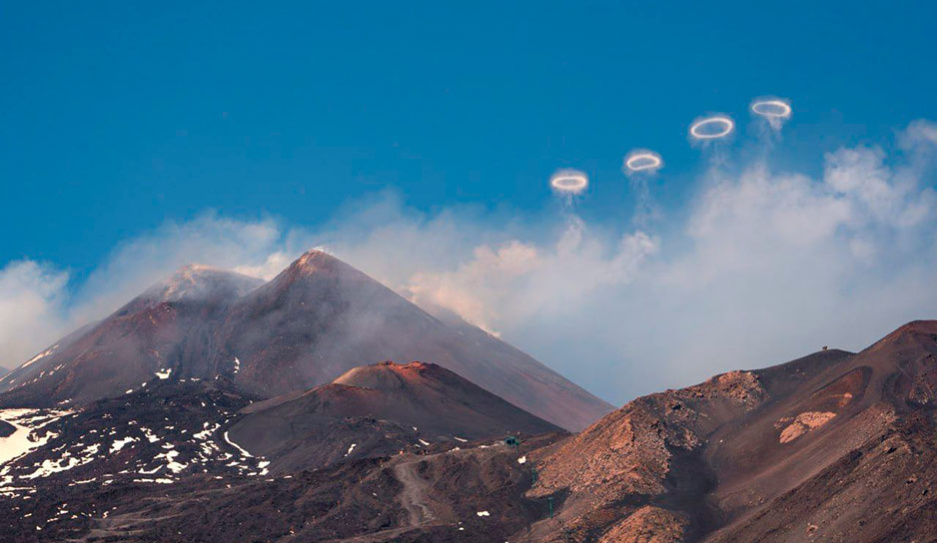 Вулкан Этна выпускает живописные кольца