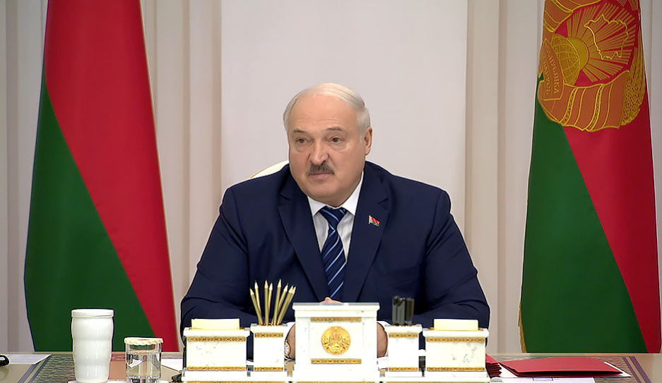 Президент Беларуси настроил новых руководителей на серьезную и ответственную работу и поручил создать истинную демократию в коллективах 