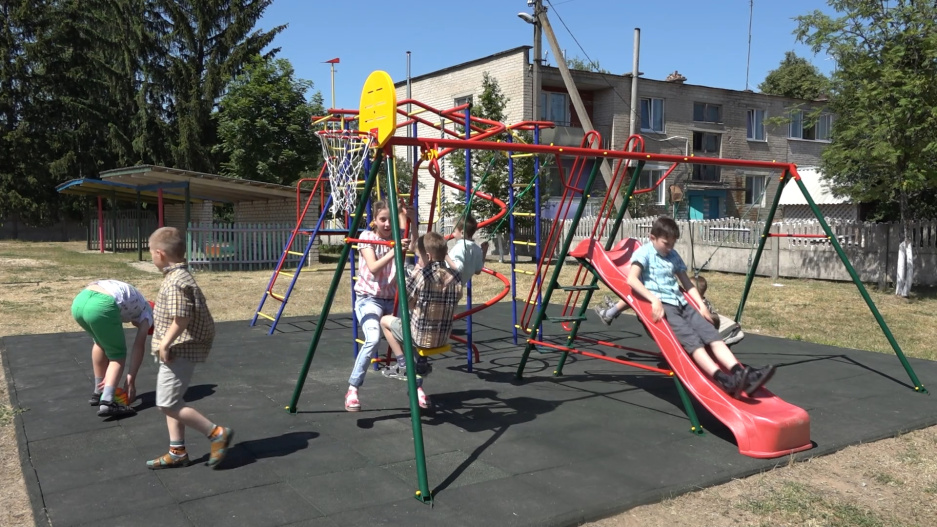 Современная детская площадка - подарок к празднику для воспитанников социального приюта в Любанском районе