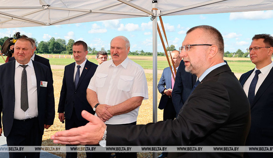 Александр Лукашенко посещает с рабочей поездкой Слуцкий район