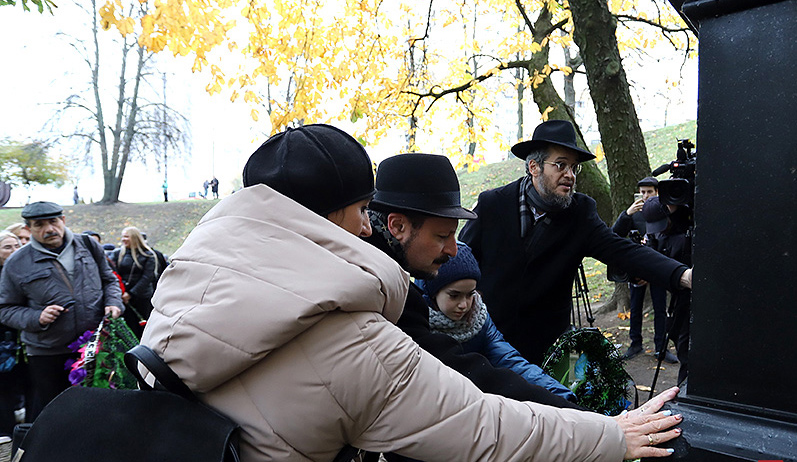 Память погибших в Минском гетто почтили у мемориала жертвам гитлеровского геноцида Яма