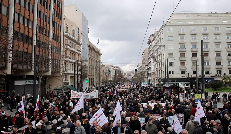 Митинги, забастовки, стычки с полицией - в Греции отметили годовщину крупнейшей железнодорожной катастрофы