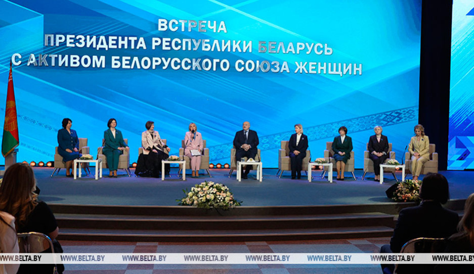 Александр Лукашенко в преддверии 8 Марта вручил госнаграды 15 женщинам из различных регионов страны