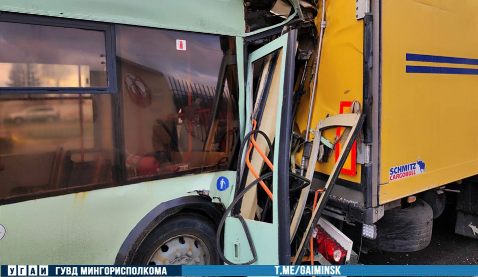 ДТП в Минске: кабину троллейбуса смяло после столкновения с большегрузом, 5 человек травмированы 