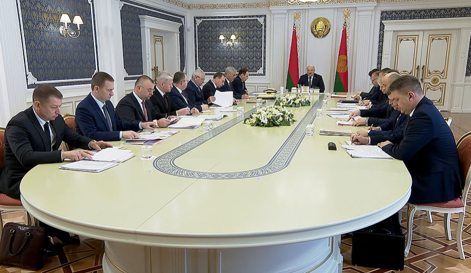 Лукашенко провел расширенное совещание с руководством правительства