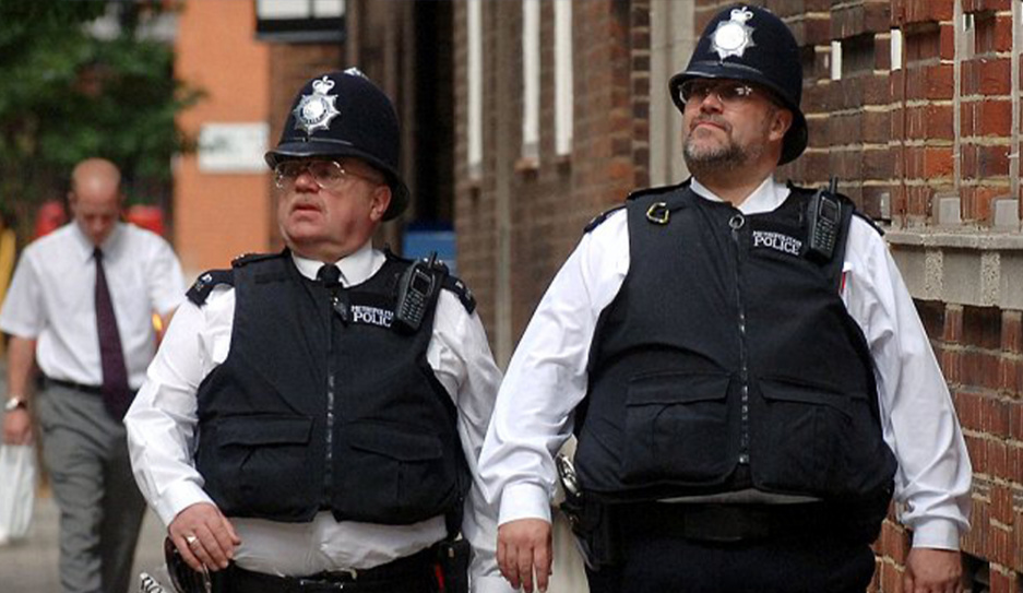 Британские полицеские заказывают брюки размером XXL