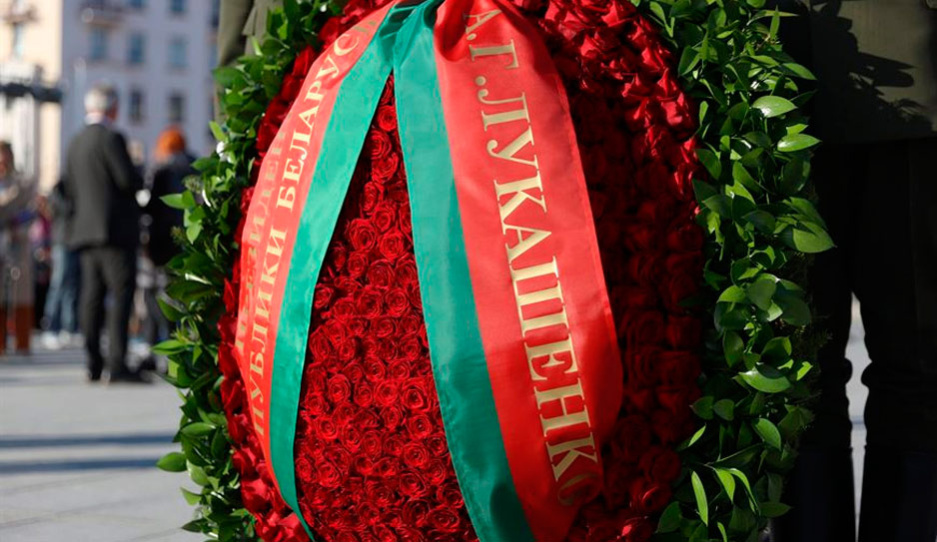 Александр Лукашенко возложил венок к монументу Победы в Минске