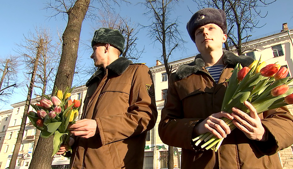 Десантники вышли на улицы Витебска с букетами тюльпанов