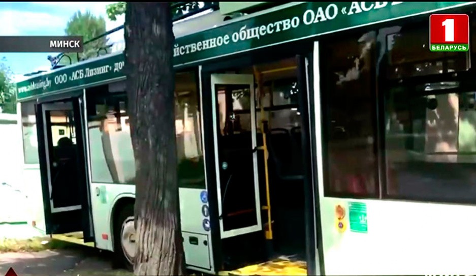 В Минске троллейбус протаранил кирпичный забор из-за беспечности водителя