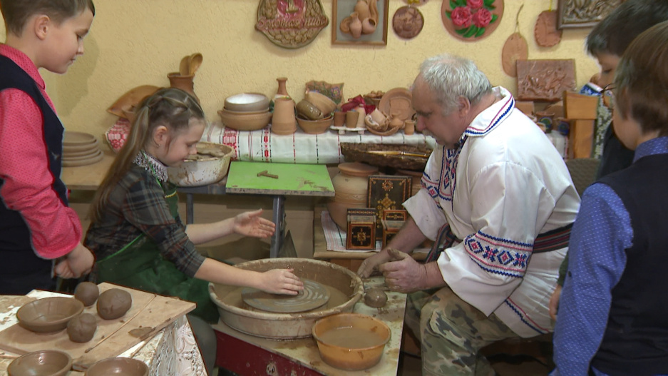 К 85-летию центрального региона  самобытные подарки готовят народные мастера Минской области