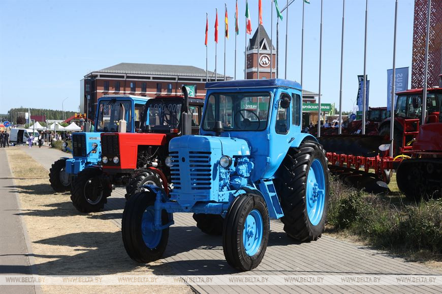 МТЗ на Белагро-2023 представил беспилотные тракторы и брендированную продукцию 