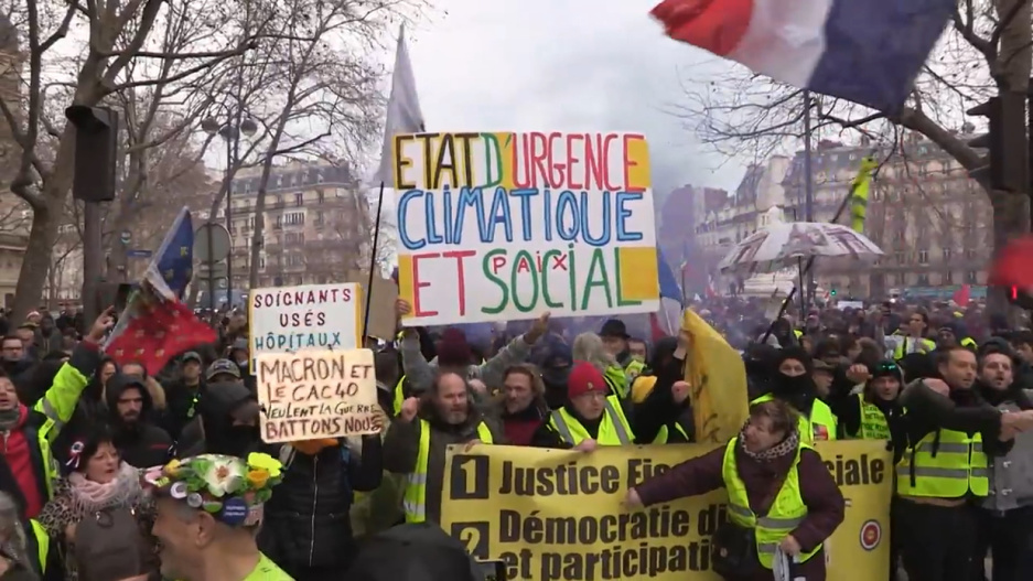 Желтые жилеты вернулись на улицы Парижа 