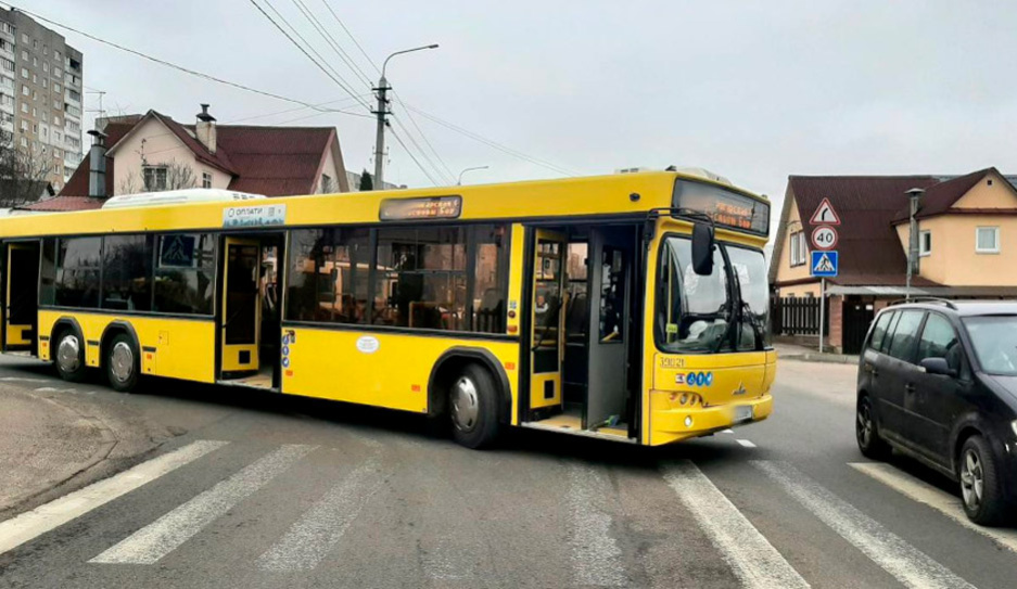 Водитель автобуса сбил пенсионерку на пешеходном переходе в Минске, она госпитализирована
