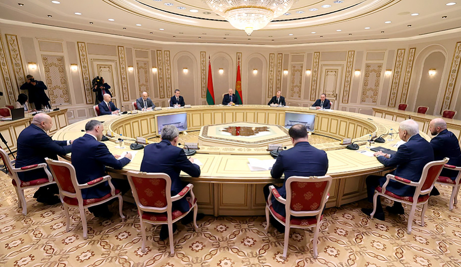 Вызовы безопасности, общая экономика и общая память - детали переговоров Президента Беларуси с губернатором Омской области России