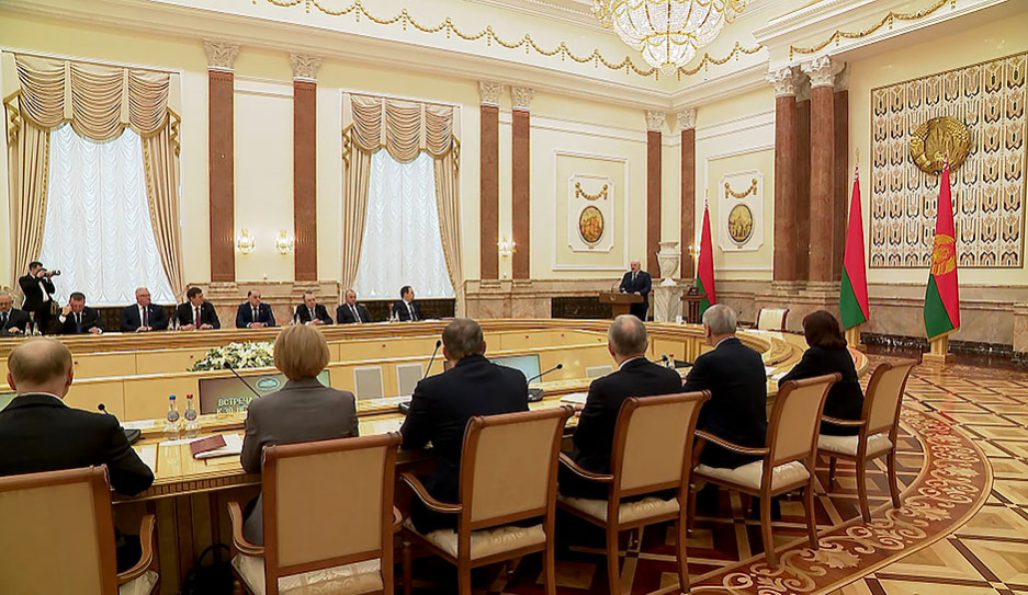 Александр Лукашенко: В Беларуси сильная власть, растопыренными пальцами никто ее не держит