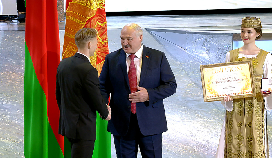 Лукашенко вручил заслуженные премии За духовное возрождение и спецпремии деятелям культуры и искусства
