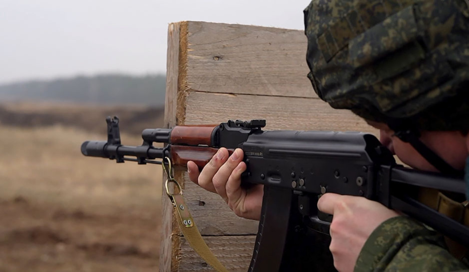 На Лепельском полигоне военнообязанные восстанавливают навыки владения огнестрельным оружием