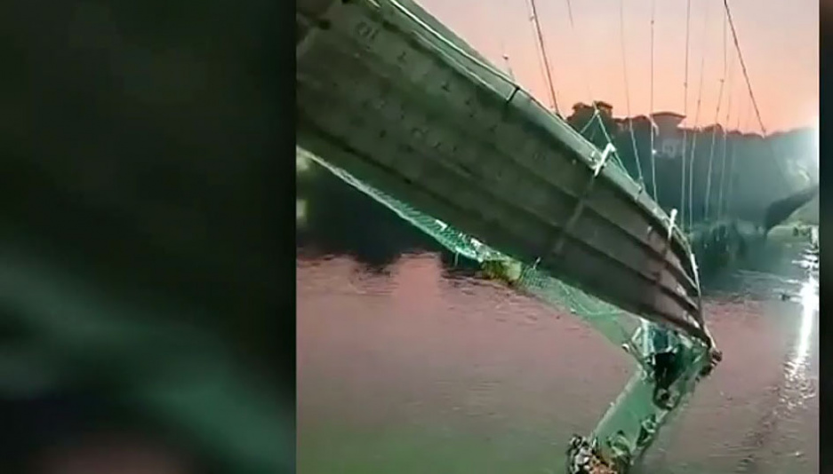 В Индии рухнул мост 