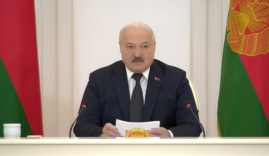 Лукашенко ипэшникам: Работаешь - плати налоги как все. Не можешь - бери метлу
