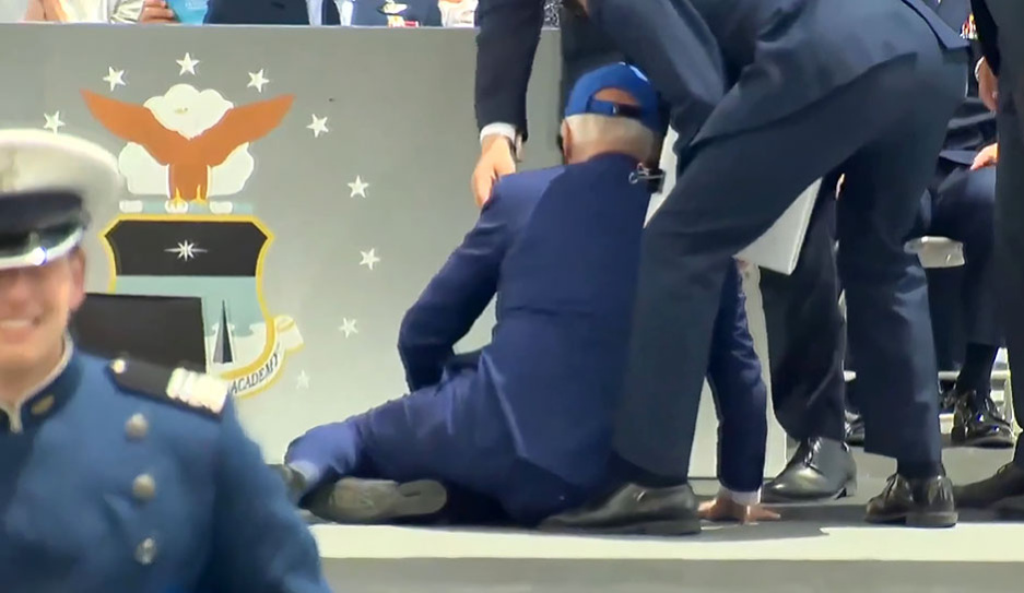 Байден рухнул на пол во время церемонии вручения дипломов в Академии ВВС
