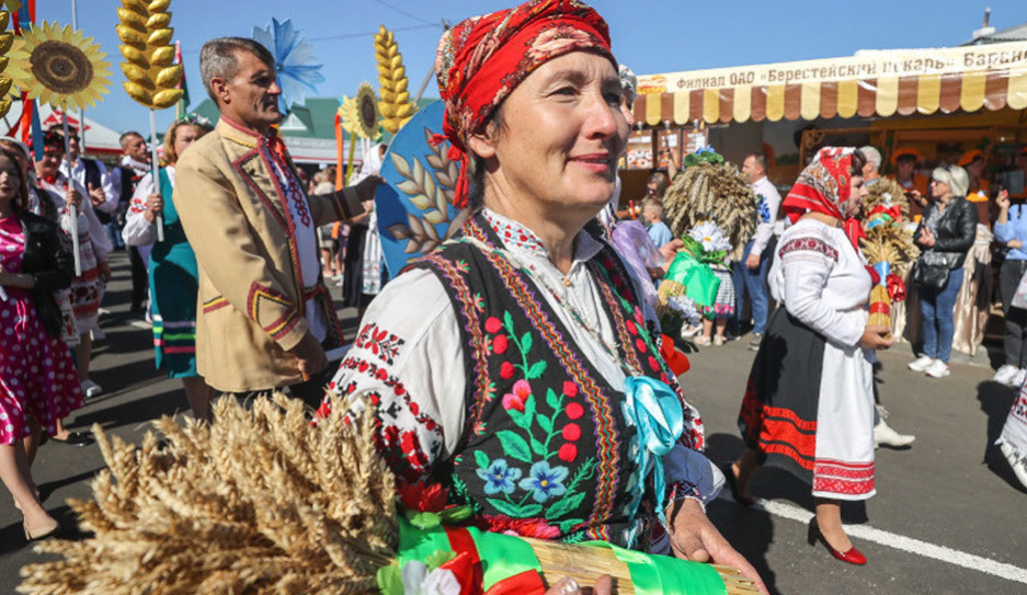 Каравай, музыкальное шествие и награды для лучших хлеборобов: региональный фестиваль Дожинки прошел в Телеханах 