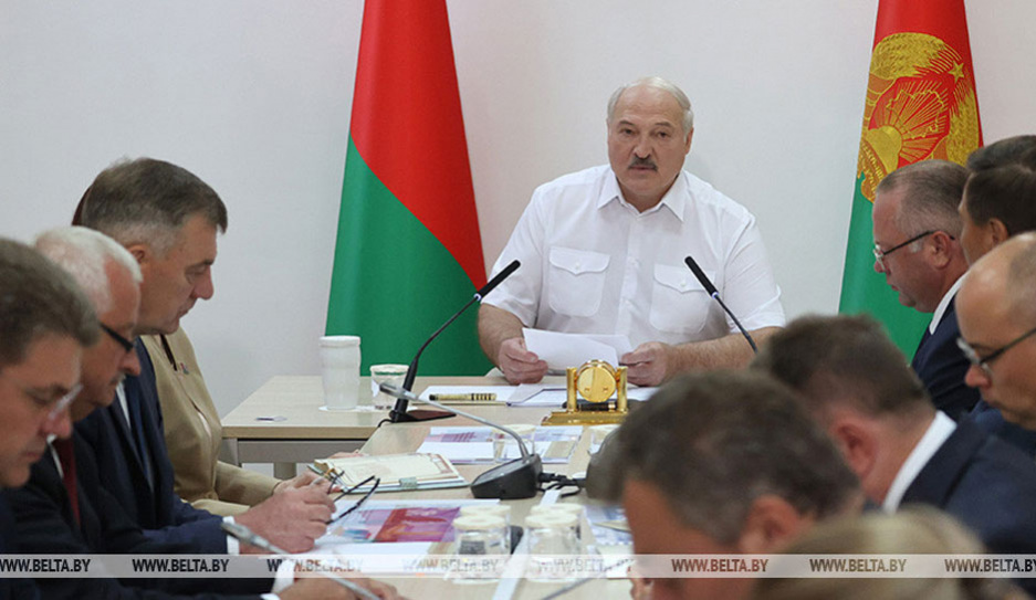 Александр Лукашенко собрал совещание о решении проблемы долгостроев в Минске