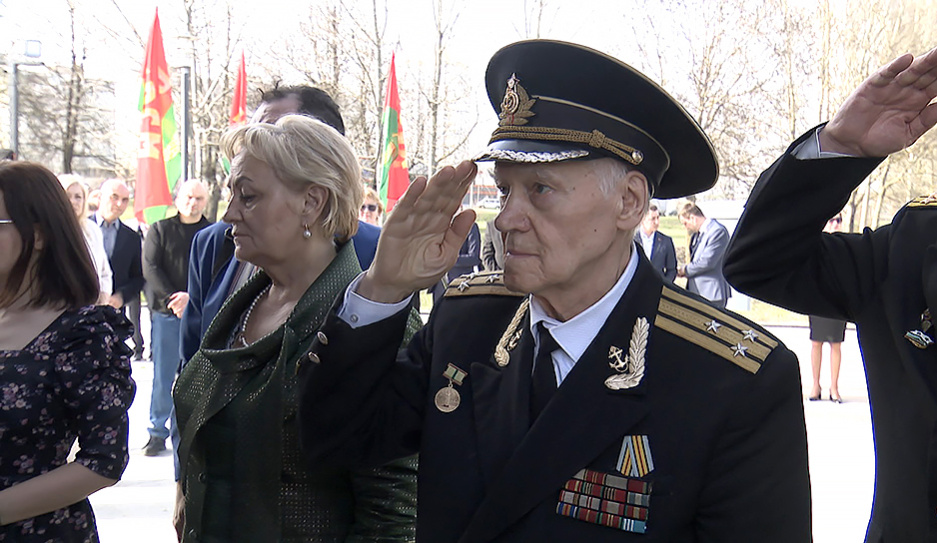 Молодежь и ветераны Беларуси и России возложили цветы в  мемориальном комплексе Тростенец