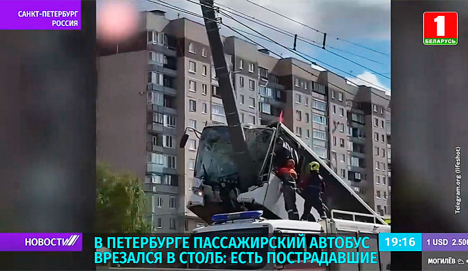 В Санкт-Петербурге пассажирский автобус врезался в столб: есть пострадавшие