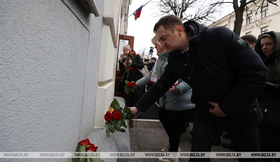 Люди несут цветы к посольствам Турции и Сирии в Беларуси