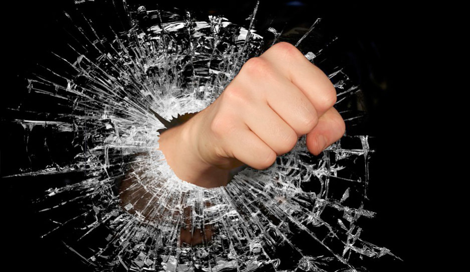Минчанин поссорился с женой и разбил стекло витрины магазина