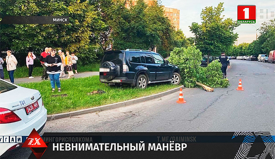 В Минске водитель на Mitsubishi по невнимательности задела припаркованные Volvo и Peugeot