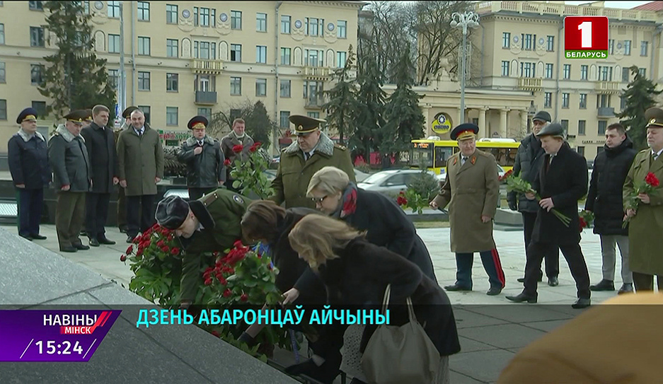 В праздник защитников Отечества к подножию монумента на площади Победы в Минске возложили цветы 